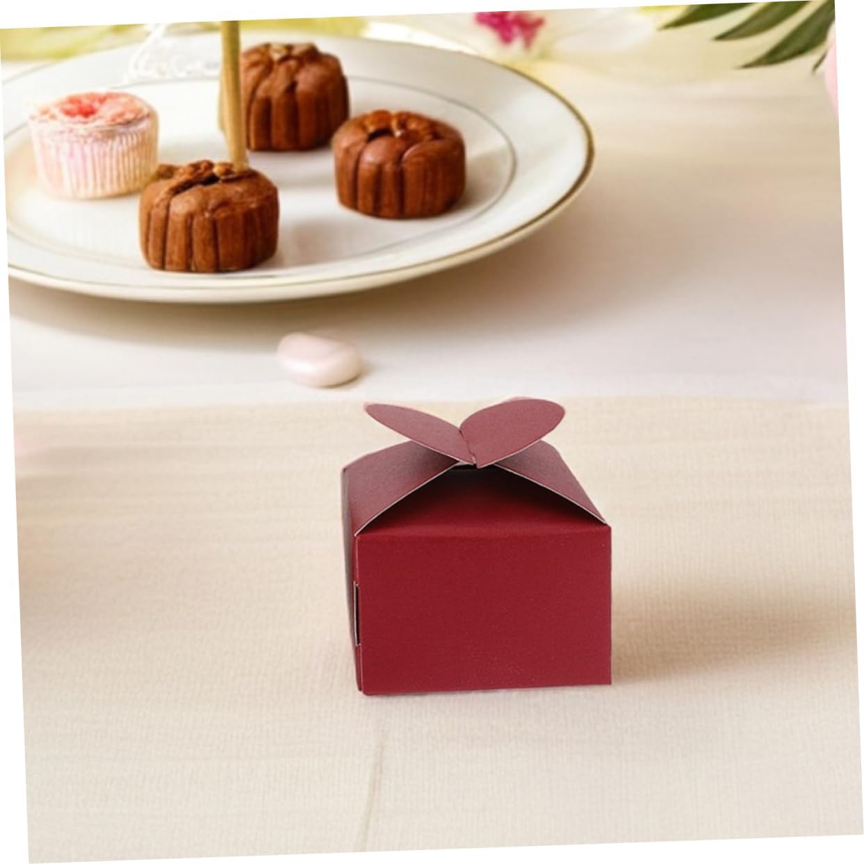 Cabilock 100pcs Heart Shaped Favor Boxes for Parties and Weddings